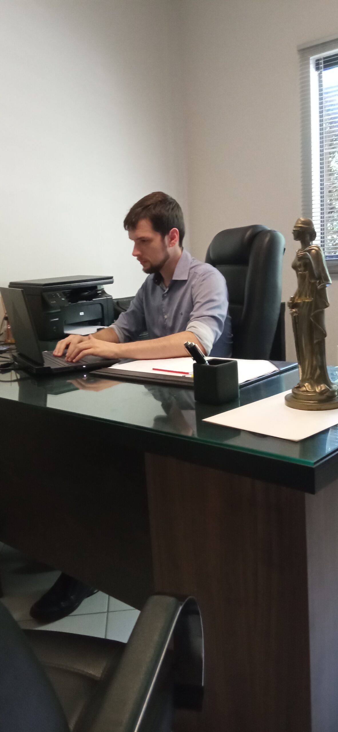 Advogado trabalhando no escritório Blasco Advogados em Pelotas